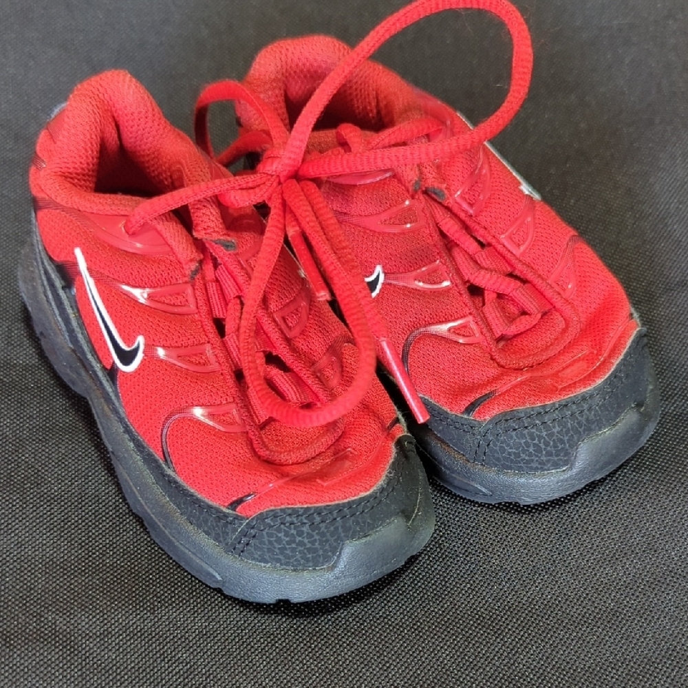 Nike Toddler Shoes Size 5c. Black And Red Nike Sneakers Kids Size 5.